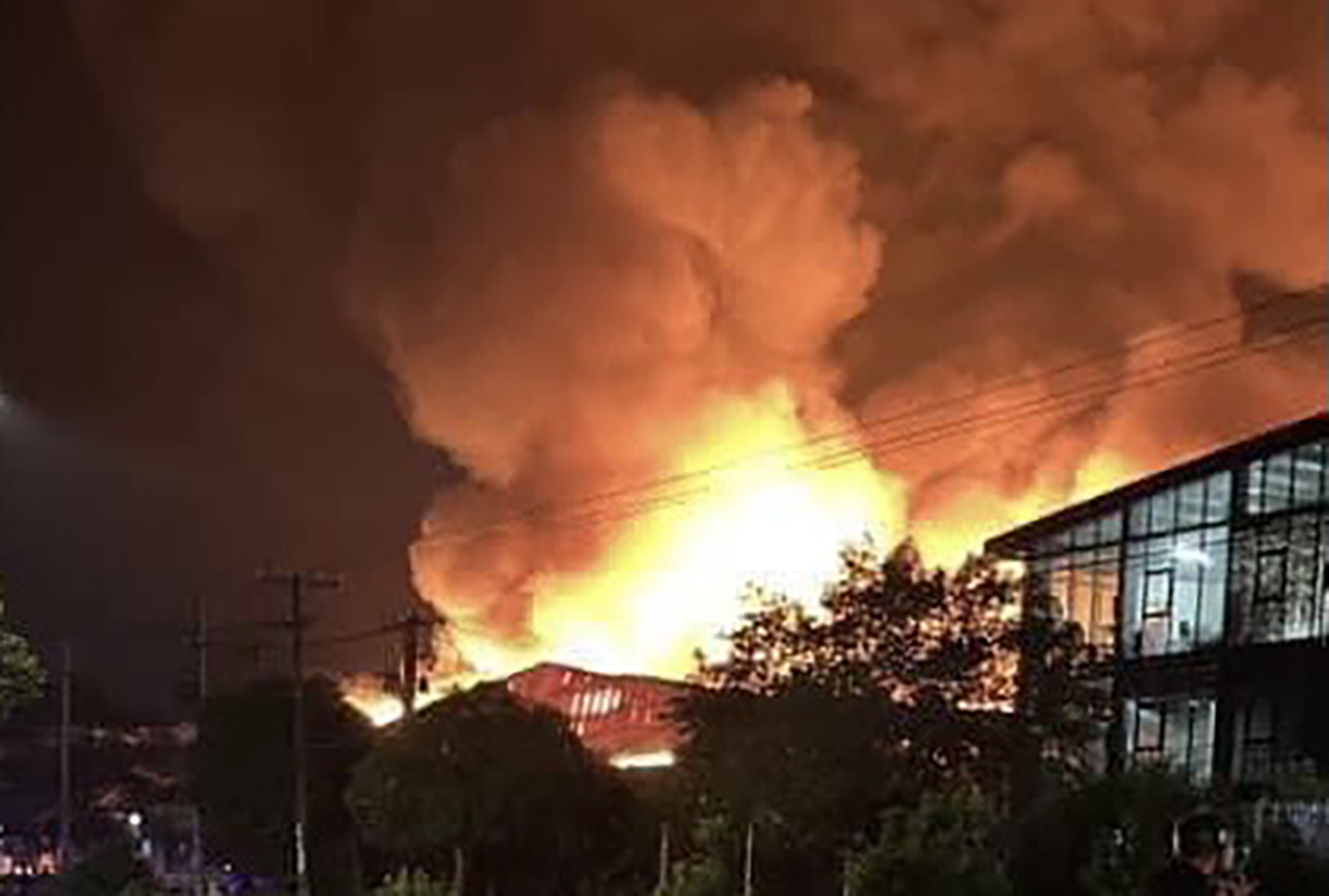 Cháy lớn công ty gỗ trong đêm