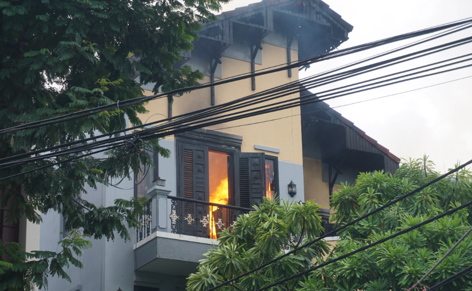Ngôi nhà ở Đà Nẵng bốc cháy khi trời vừa tạnh mưa