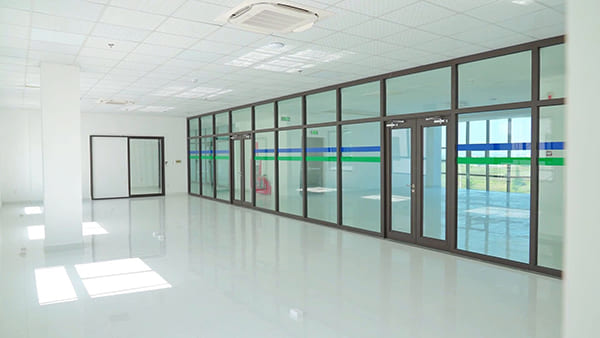 Vách kính chống cháy: Giải pháp an toàn cho không gian văn phòng