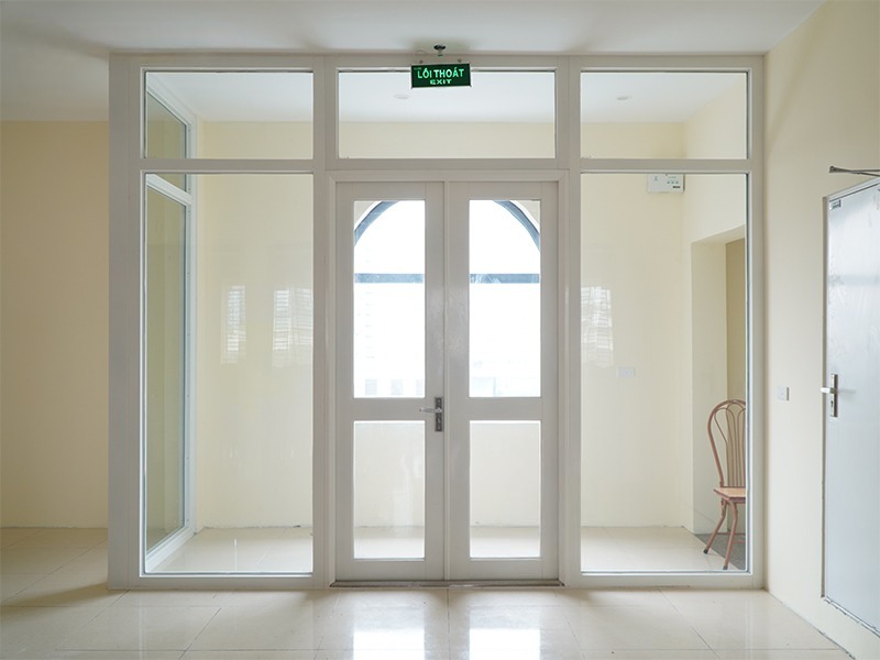Cách kết hợp cửa kính chống cháy và cửa thép chống cháy trong công trình