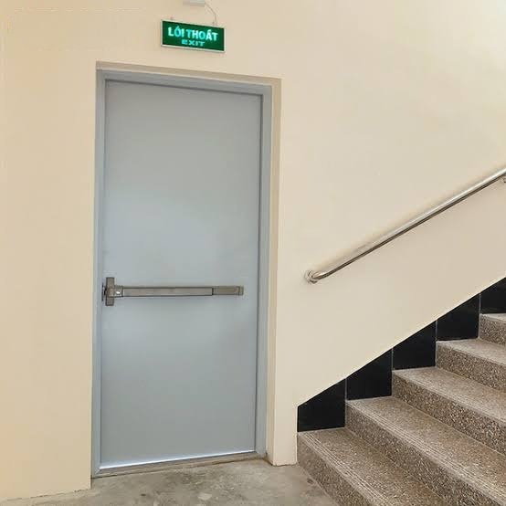 Tay đẩy Panic cho cửa chống cháy là gì? Vai trò quan trọng trong hệ thống cửa thoát hiểm