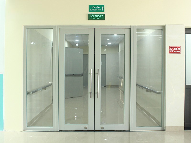 Độ trong suốt của vách kính chống cháy có khác gì kính thường?