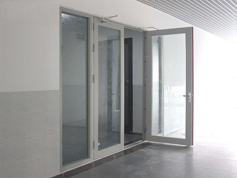 Cửa kính chống cháy 2 cánh 60 phút có đặc điểm gì?